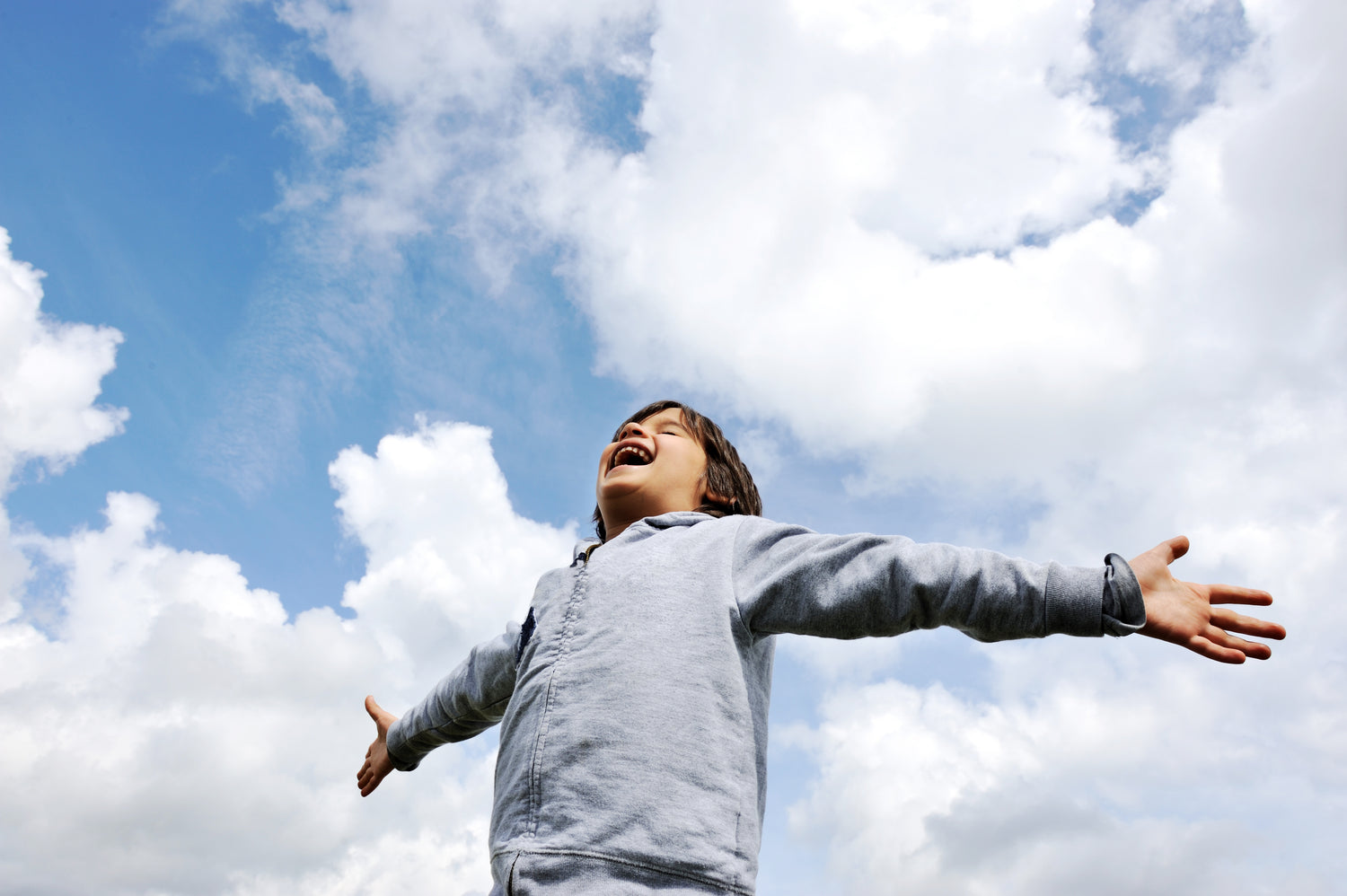 4 Benefits of Helping Your Child Learn How to Play Baseball or Softball